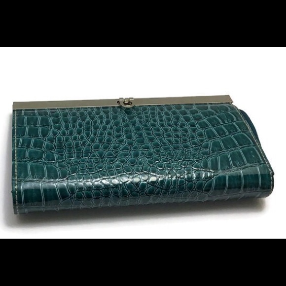 Handbags - 🌿 FAUX CROCO CLUTCH